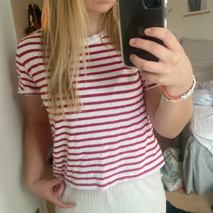 Randig T-shirt  - Jättefin somrig T-shirt från zara. Storlek S men passar även xs! Kom privat för intresse❣️
