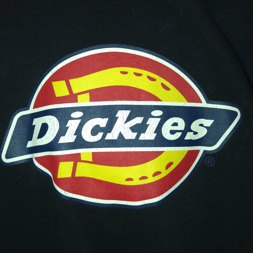  Svart Dickies hoodie , Dickies märket är i helt okej skick som binder på bilden. Hoodies.