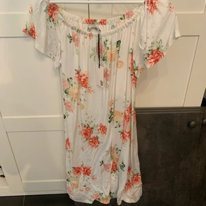 Blommig klänning oanvänd - Oanvänd klänning i strl one size (S-M)