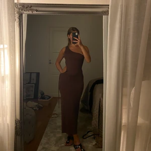 Brun klänning från asos - Slits vid sidan, använd 1 gång