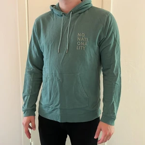 NN07 hoodie storlek XL - Grön hoodie i storlek XL. I fint skick, endast använd ett fåtal gånger. Normal passform, jag är 190cm. Hämtas i Malmö eller skickas spårbart för 66kr.