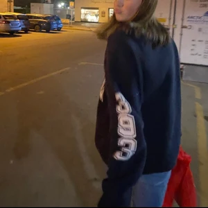 Stickad tröja med tryck😍⚡️⚡️ - As ball tröja från weekday köpt för 600kr!! Nästintill oanvänd. Unisex stl M