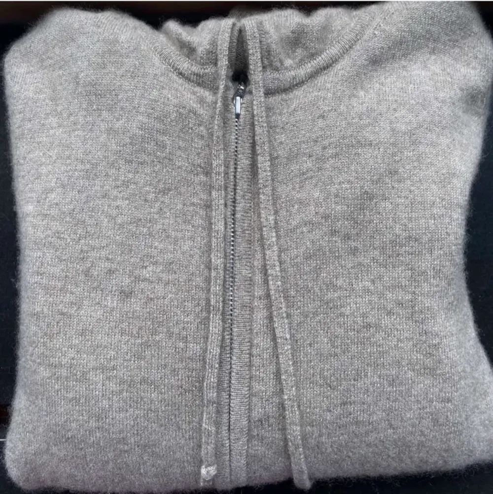 Så fin zip tröja från softgoat i 100% kashmir, kan även byta mot en i en i den ljusare färgen💕. Tröjor & Koftor.