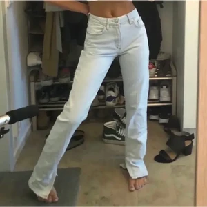Vita zara jeans  - Säljer dessa jeans då de endast kommit till användning 1 gång då lågmidjat inte är min stil, bilden är lånad!💗