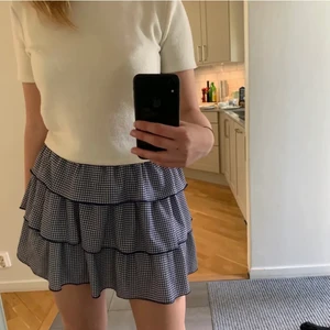 Zara kjol - Lånade bilder!! Säljer denna snygga zara kjol köpt för länge sen som har blivit en aning förliten på mig tyvärr.. Storlek S men borde även passa en XS! Fint skick💕