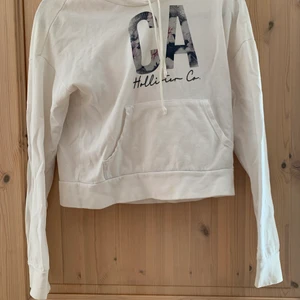 Hollister hoodie st 34 - Hollister hoodie inköpt för några år sedan i USA. I använt skick, croppad modell. 