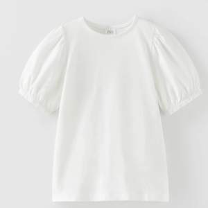Säljer denna snygga tröja från zara med puffärm💕 pris kan diskuteras❤️