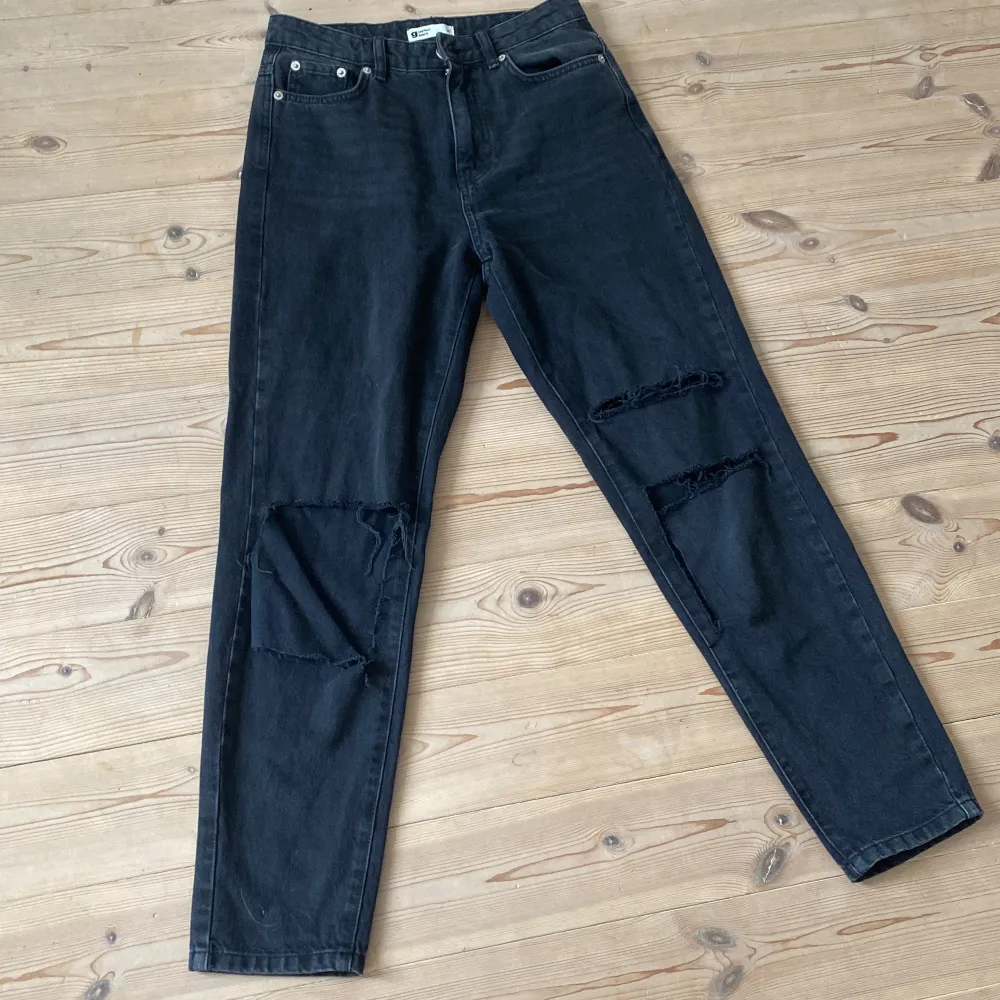 Svarta jeans med hål från gina, strl 36 men passar även mindre strl 🖤 sitter inte tajt, men inte heller jättelöst, oanvända. Jeans & Byxor.