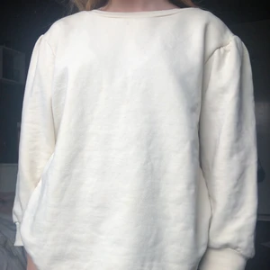 Vit/beige sweatshirt stl M - Vit/beige sweatshirt. Bra skick, inget smuts eller hål.           Kortare ärmar.