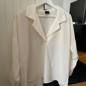 Blus  - Blus från ginatricot, storlek M 