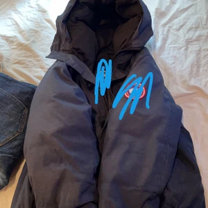 Canada goose  - Canada goose jacka storlek XL men är slim i modell så mer som M/L, 500kr snabbaffär. Små hål här o var och inne i jackan men inget som påverkar jackan då man knappt ser samt att den måste tvättas men annars är de bra och fyller sin funktion! 