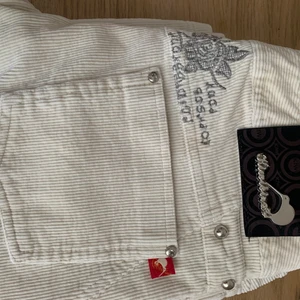 Kiwibird jeans - Säljer dessa nästintill nya då de är får små för mig. Kan skicka fler bilder ifall så önskas.