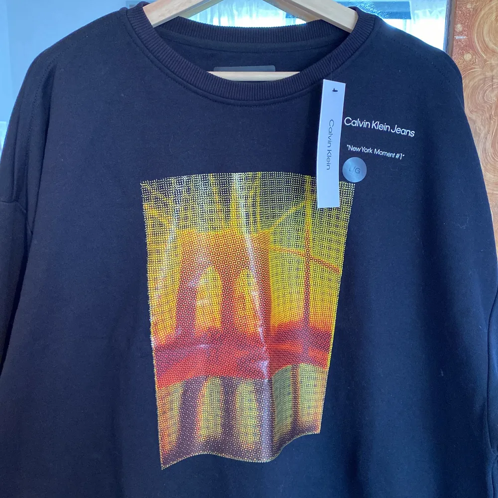 En trendig oversize sweatshirt av Calvin Klein köpt i USA. Aldrig använd och prislappen sitter kvar. Orginalpriset var 700kr. Hoodies.