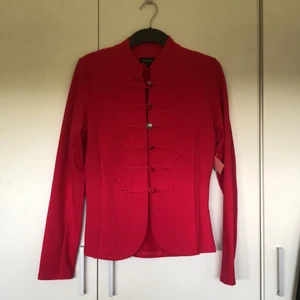 Kavaj/kofta st. M - Magenta färgad, aldrig använd, lapp finns kvar, nyskick ✨Frakt +45✨