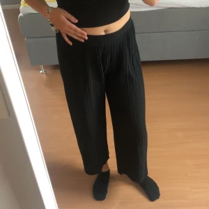 svarta gardinbyxor - Dessa byxor är i nyskick o köptes för 199 kr! Stl 158/164 men passar XXS/XS och S (S passar bara om man är under 165). Inga skador:)