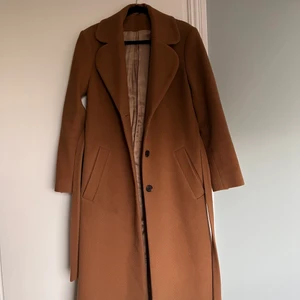 Ullkappa stl 36 - Kappa/rock i ull köpt på & Other Stories. Knappt använd men har en fläck på högra fickan (se bild 1), jag har inte provat att ta bort den så den kanske går att få bort? I övrigt fint skick!