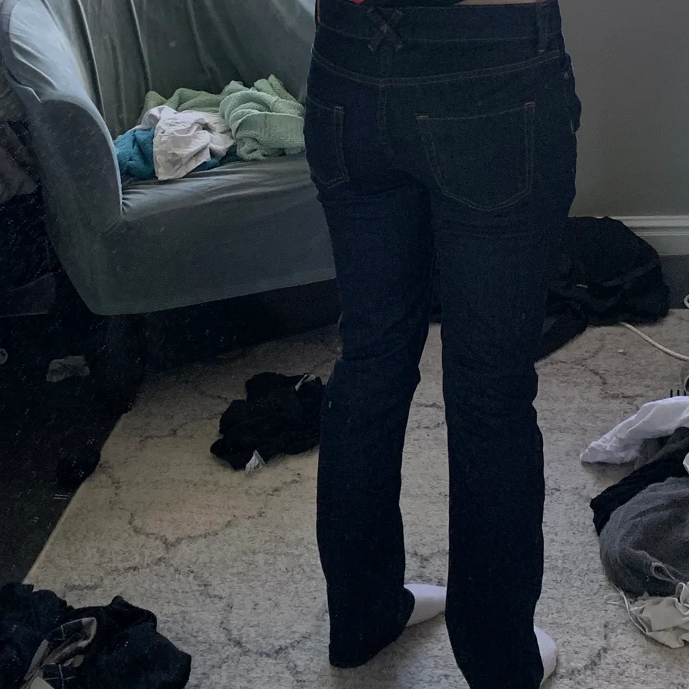 Sköna snygga lågmidjade jeans i storlek 38. De är oanvända, endast provade. Är bra i längden på mig som är 170. Lite stora i midjan på mig som är 36, annars jätte snygga!. Jeans & Byxor.