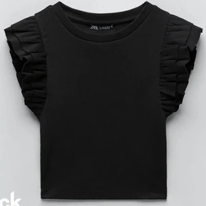 Volang topp zara - Säljer denna jätte trendiga volangtoppen. Kommer aldrig till användning. Nyskick be bara om bilder om ni vill ha❤️