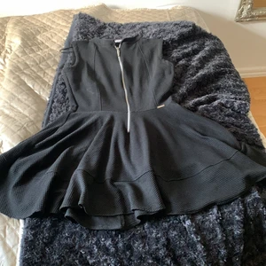 Klänning  - Använd 1 gång , med fikor 