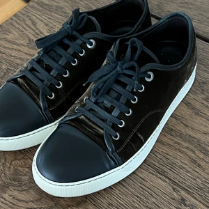 Lanvin sneaker  - Lanvin sneaker i velvet gold (sammet) inte att förväxla med vanliga mocka varianterna. Denna har ett nypris på 4999kr. Sista bilden visar hur skon ser ut i blå sammet för att förstå modellen. Strl 7 vilket motsvarar 41-42 i lanvin. En dustbag samt låda följer med. Använda men i fint skick. Nått enstaka trådsläpp. 