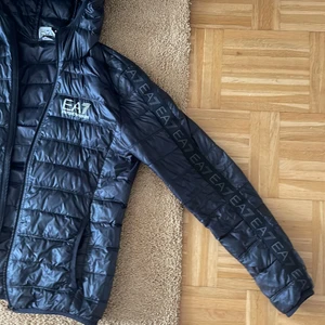 Armani jacka svart - Armani jacka äkta inga hål eller skador på jacka strl s och är tunn i materialet, OBS kan sänkas vid snabbaffär