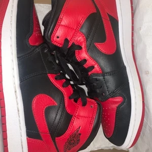 jordan banned - Säljer mina nästan helt nya jordans, äkta och i super bra skick, nästan ingen creese alls. Säljs för 1400+frakt❤️Skriv privat för frågor eller mer bilder🫶🏻