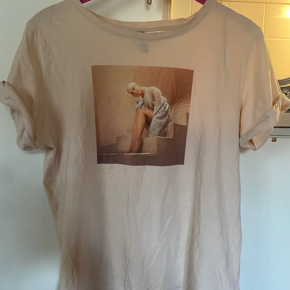 Säljer denna Ariana grande t-shirt ifrån H&M i storlek M för 40kr. T-shirts.