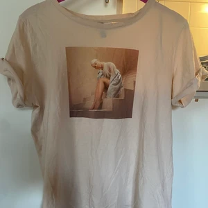 Ariana grande tröja - Säljer denna Ariana grande t-shirt ifrån H&M i storlek M för 40kr