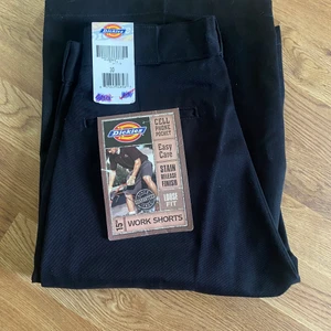 Dickies NYA loose fit shorts  - Säljer två pat nya storlek 30 dickies work shorts. Nypris 500kr