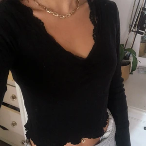 Svart tröja - Super fin svart tröja med v-ringning och spets runt nacken