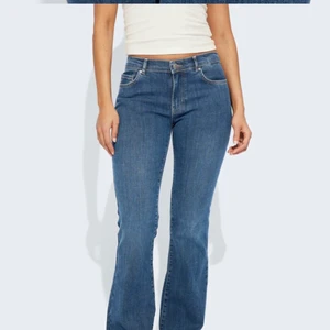 Low waisted jeans - Så fina low waisted från bikbok. Jag är 172 o längden är perfekt. Använda en gång💓 super fint skick alltså. Passar mig som har 26 i jeans, brukar ha 36 i zara jeans