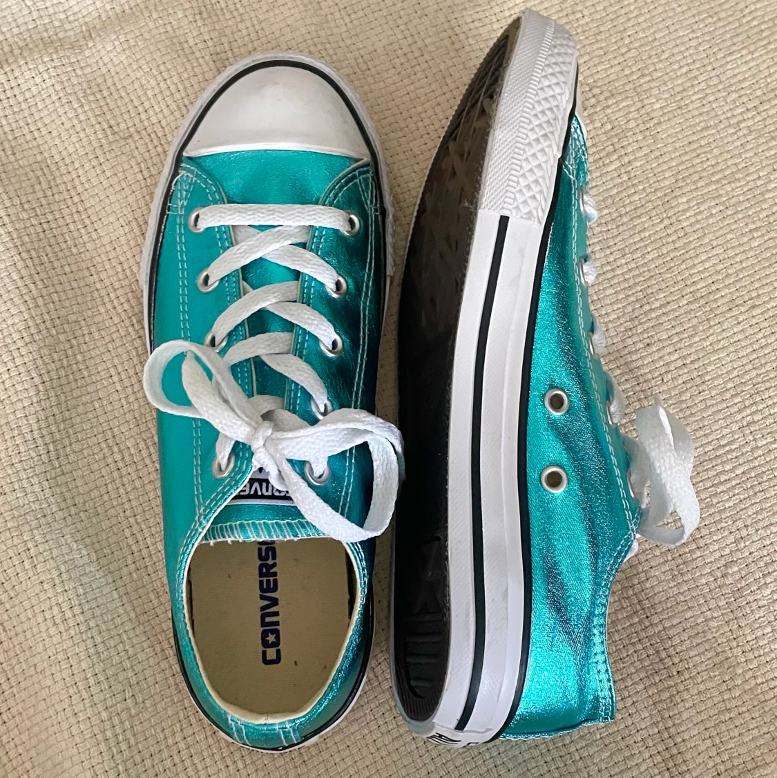 Turkos ”glansiga” converse 