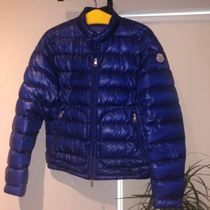 Moncler acorus royal Blue - Skit snygg moncler acorus i storlek 2, motsvarar m/s, 9/10 skick förutom ett pyttelitet hål som knappt syns, kontakta för mer info eller bilder!