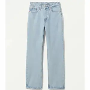 Ljusa, raka jeans i modellen Voyage från Weekday i väldigt bra skick!! Säljer då de tyvärr inte kommer till användning för mig.