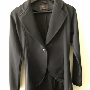 Kavaj - Mörkblå kavaj, användes en gång. Fina detaljer och längre bak.