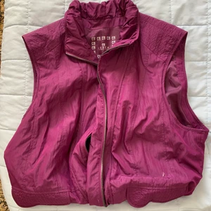 Lila track vest  - Sitter väldigt oversized på mig, tror den hade varit snyggare på nån som är strl M eller större.