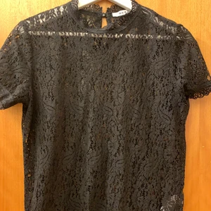 NA-KD Tröja - En ”nät”- T-shirt från NA-KD. Storlek 38. Passar bra på mig som är 170 cm. Sparsamt använd! 