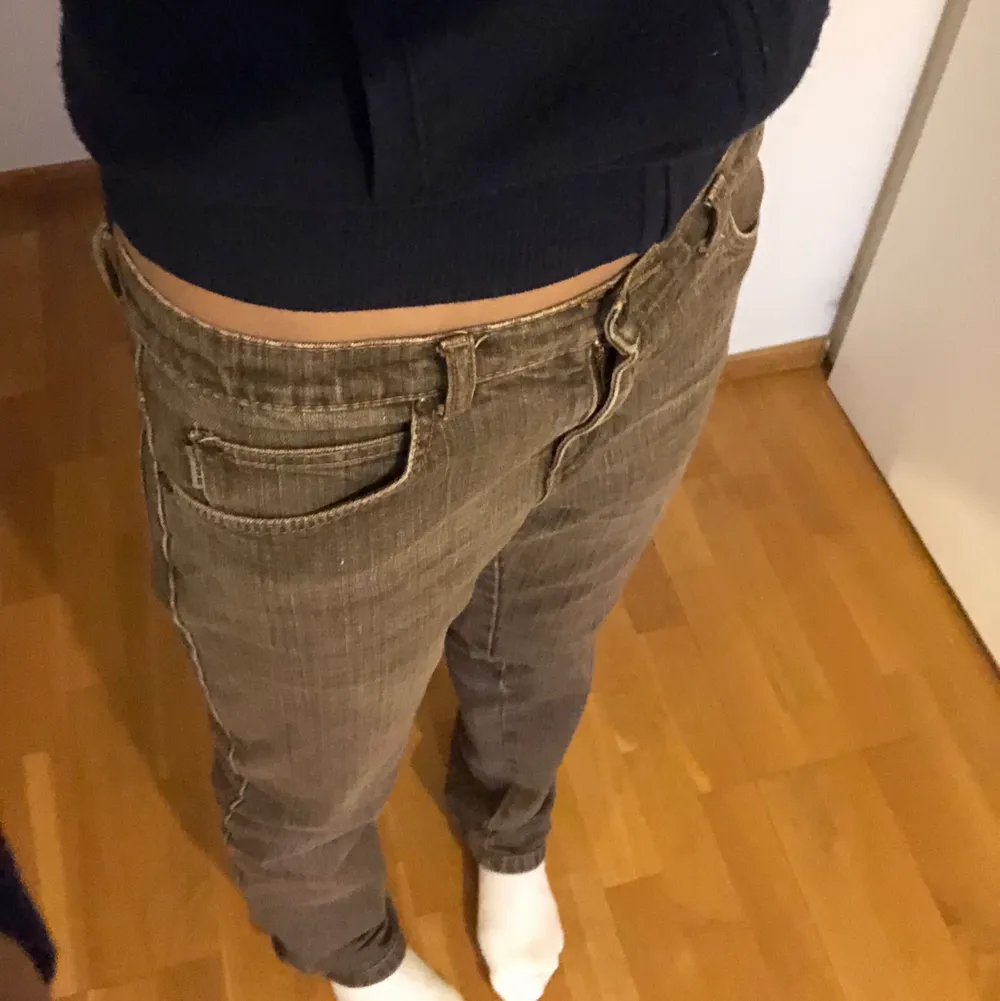 Säljer dessa skitsnygga jeans som är köpta secondhand, jag är 173 cm lång och dom passar mig bra i längden. Jag är vanligtvis en 34/36 och byxorna  dom passar mig bra. Jeans & Byxor.