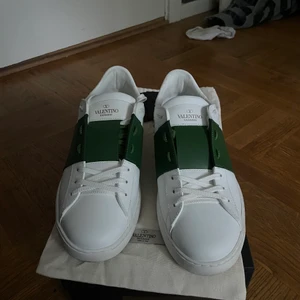 Velntinos skor strl 41,5 sitter som 42 - NySkick 10/10 endast använda 1 gång, köpta på valentinos hemsida ca 6000kr, lägg bud, säljer pågrund av att jag vill byta minfärg på skorna, väldigt trändiga och snygga skor. Storlekarna på skorna är större än vad som står har 42 i skor och 41 passade per