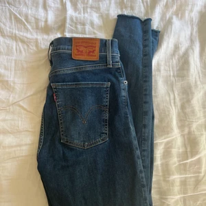 Levis jeans storlek 27  - Väldigt bra skick. Heter ”mile High superskinny ”. Kan såklart skicka även, spårbar frakt 51 kr.
