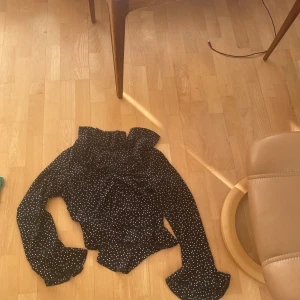 Blus - Endast buren en gång, svart och vit