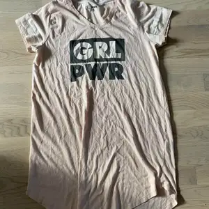 Rosa nattlinne med texten GRL PWR (girl power) använd ca 5 ggr, bra skick