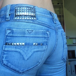 Blåa jeans  - Fina blåa jeans med nitar på fickorna, strl W28 L32❤️‍🔥 150kr +frakt