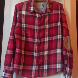 Skjorta  - Röd rutig skjorta. St M Den är använd några gånger. Men den är ganska tajt i armarna😊
