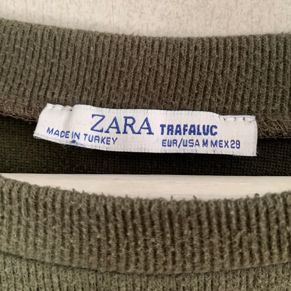 En snygg mörkgrön tröja från Zara som är croppad. Väldigt snygg och är ett bra basplagg som passar de mesta💚. Tröjor & Koftor.