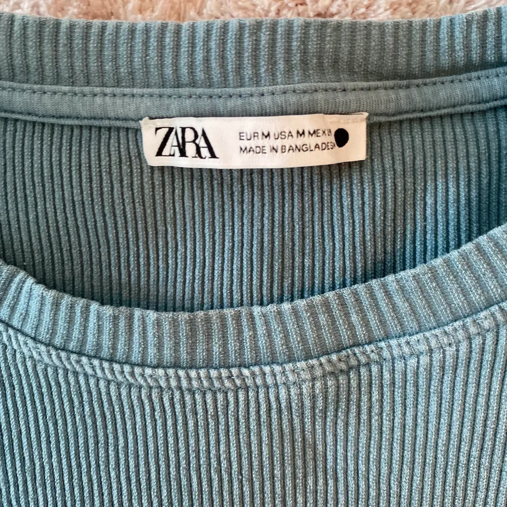 Säljer den här snygga volang tröjan ifrån zara. Den är i storlek M men passar super fint på mig som brukar ha S. Använd typ två gånger och har inte skador! Buda privat, köparen står för frakten.. Tröjor & Koftor.