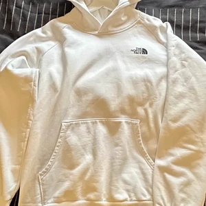 The North Face  - En vit North fase i xl som är köpt på junkgard för 990kr för 3-4mån. Använd några fåtal gg,inga fläckar.tvättad max2gg