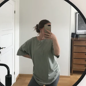 Weeday x santa Cruz T-shirt - Helt oanvänd t-shirt från weekday x Santa Cruz. Oversize i modellen och den är i strl. M☺️ Jättefin vårig färg och skulle säga att den passar till det mesta. Köpt för 400kr och säljer för 150kr!! Köparen står för frakt!