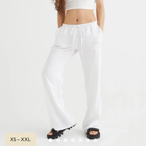 Lågmidjade linnebyxor ifrån hm! - Säljer mina lågmidjadd linnebyxor ifrån hm då de ej passade mig! De är helt nya med lapp kvar i orginalförpackning. Helt slutsålda på hm och väldigt eftertraktade!