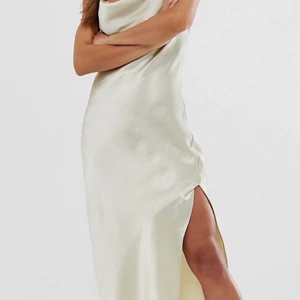 ASOS satin klänning champagne fest - EU 38, UK 10. Nyskick endast testad. Säljes pga fel storlek.